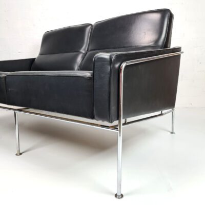 Arne Jacobsen 2 seater model 3302
