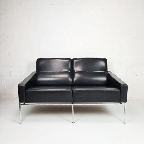 Arne Jacobsen 2 seater model 3302 in black leather. Produced by Fritz Hansen