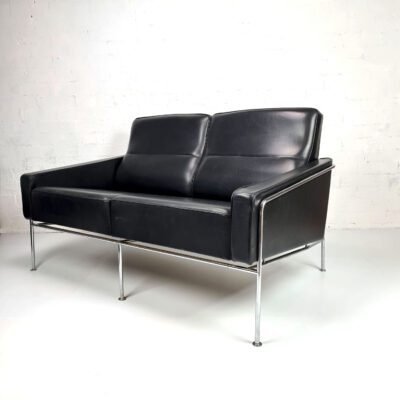 Arne Jacobsen 2 seater model 3302 in black leather