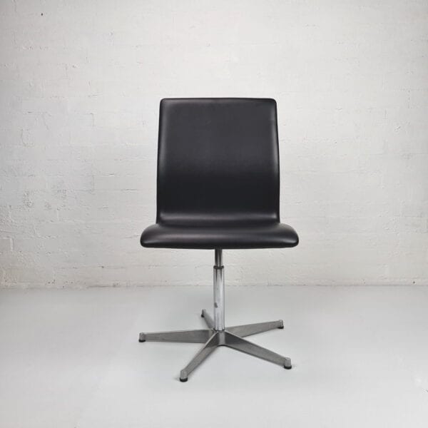 Arne Jacobsen Oxford Chair in black leather. Produced by Fritz Hansen