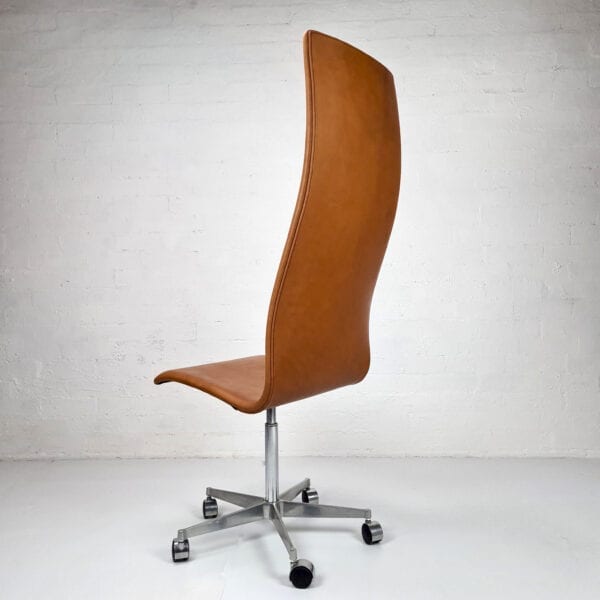Arne Jacobsen Oxford chair with high back in cognac-coloured leather