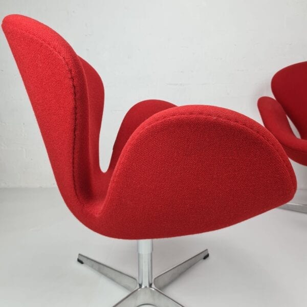 Arne Jacobsen Swan Chair in red wool