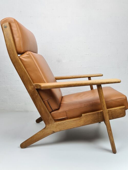 Mid-century Modern lounge upholstered in cognac-coloured aniline leather. Designed by Hans J Wegner