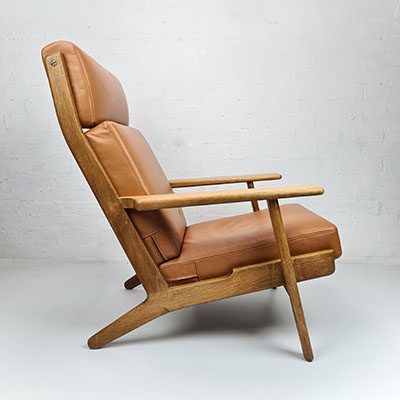 Hans Wegner Lounge chair in brown aniline leather. Model 290A