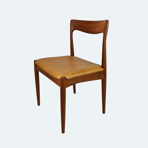 Arne Vodder dining chair made of solid teak with seat of aniline leather